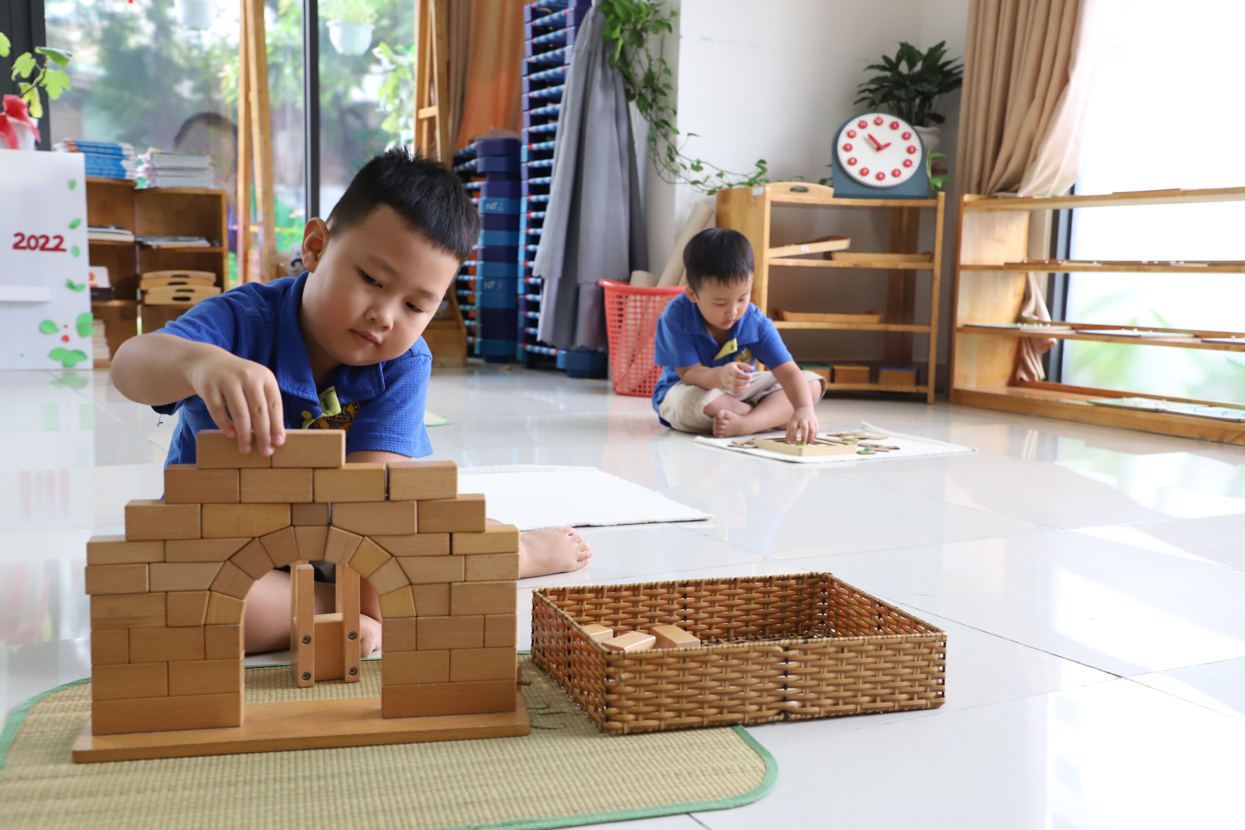 Các lớp học Montessori nổi tiếng về tính thẩm mỹ, bao gồm nhiều ánh sáng tự nhiên và không gian.