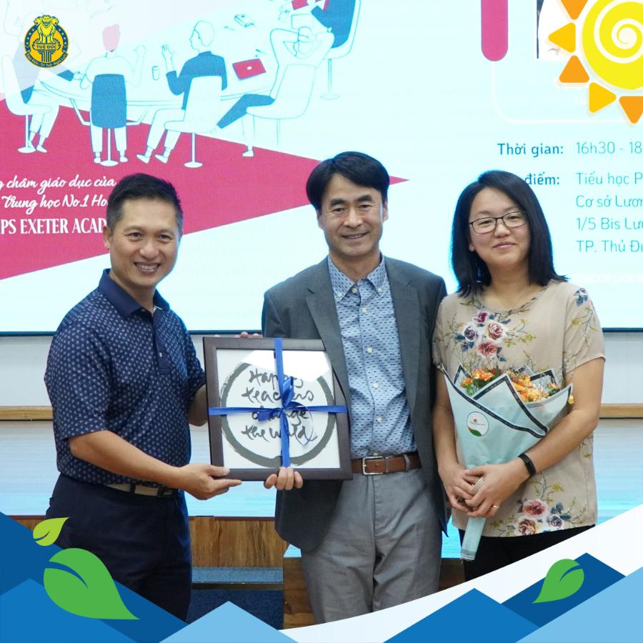 Thầy Trịnh Thành Thịnh, Tổng Giám đốc Hệ thống trường Pathway Tuệ Đức tặng quà tri ân, cảm ơn hai tác giả. 