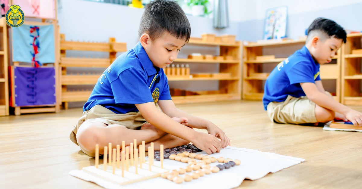 Trong môi trường mầm non Montessori, trẻ em thường được khuyến khích làm việc độc lập, chủ động khám phá thế giới xung quanh.