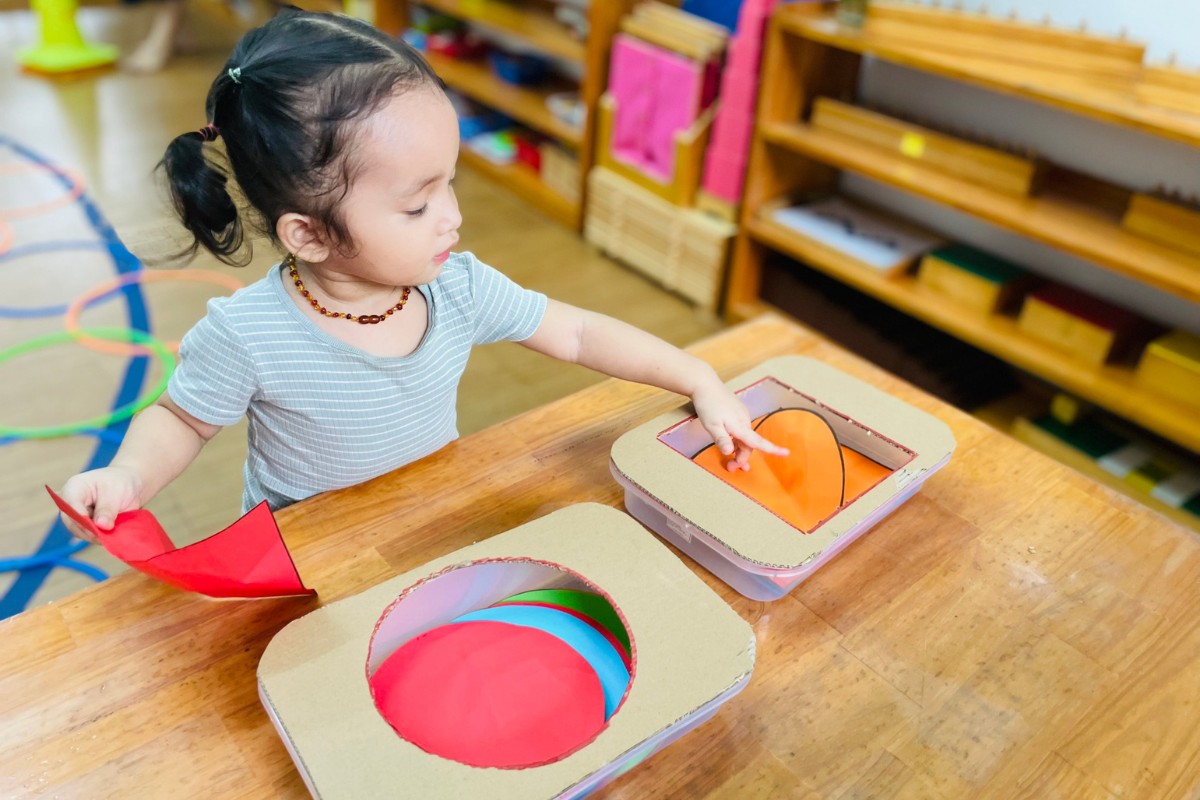 Phương pháp giáo dục Montessori chú trọng cho trẻ có nhiều tự do hơn để học tập và phát triển và cho phép tất cả trẻ em nhận được một nền giáo dục cá nhân hóa. 