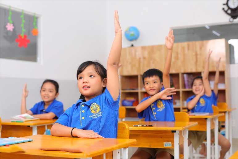 Trong môi trường mầm non Montessori, trẻ em thường được khuyến khích làm việc độc lập, chủ động khám phá thế giới xung quanh.