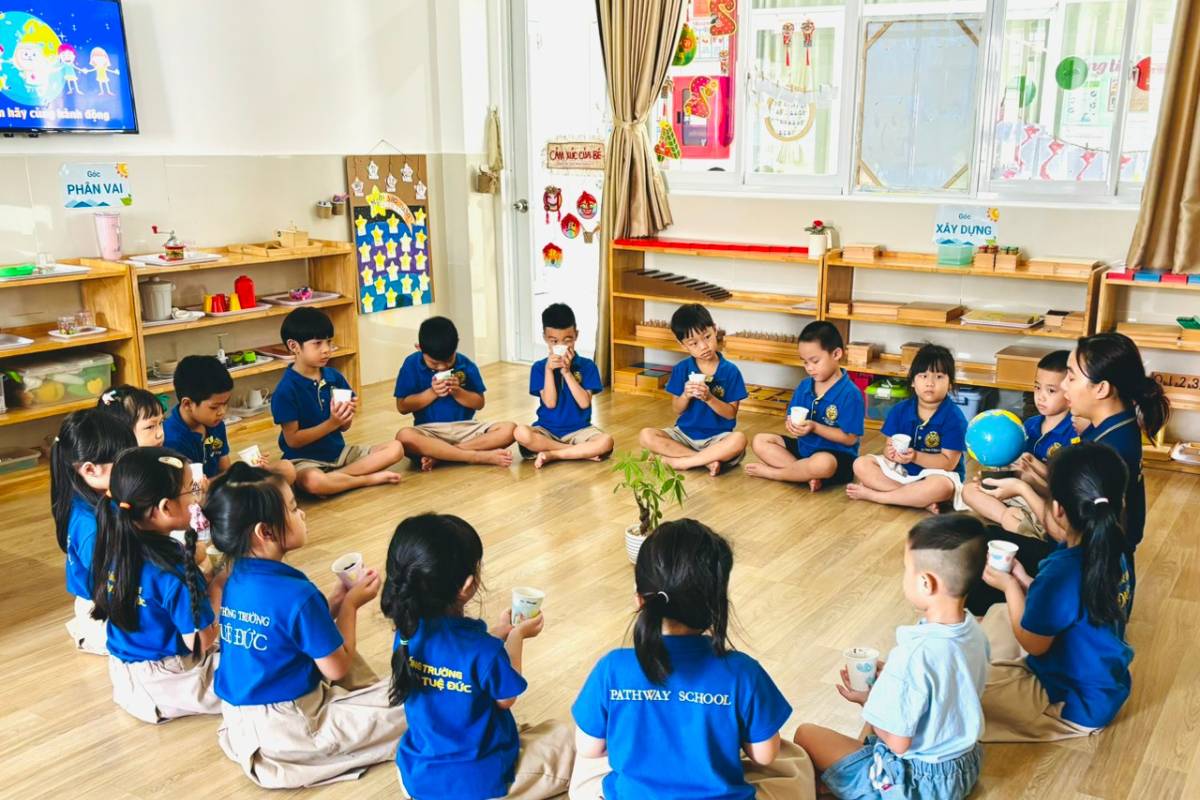 Phương pháp Montessori tại Pathway Tuệ Đức lồng ghép giá trị tỉnh thức rèn luyện khả năng tập trung và khả năng quản trị cảm xúc cho học sinh từ nhỏ. 