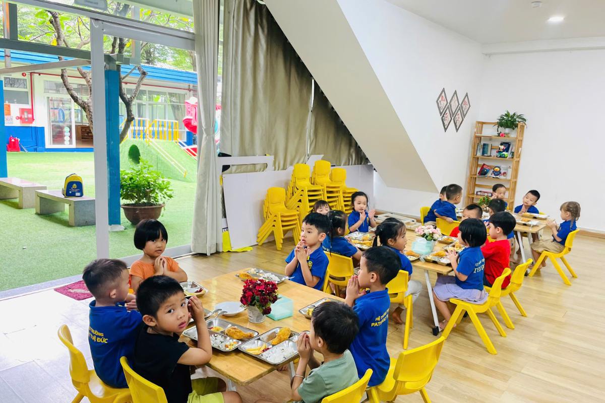 Bữa ăn bình an là một trong những hoạt động được thực hiện mỗi ngày để giáo dục cảm xúc cho trẻ mầm non tại Pathway School.