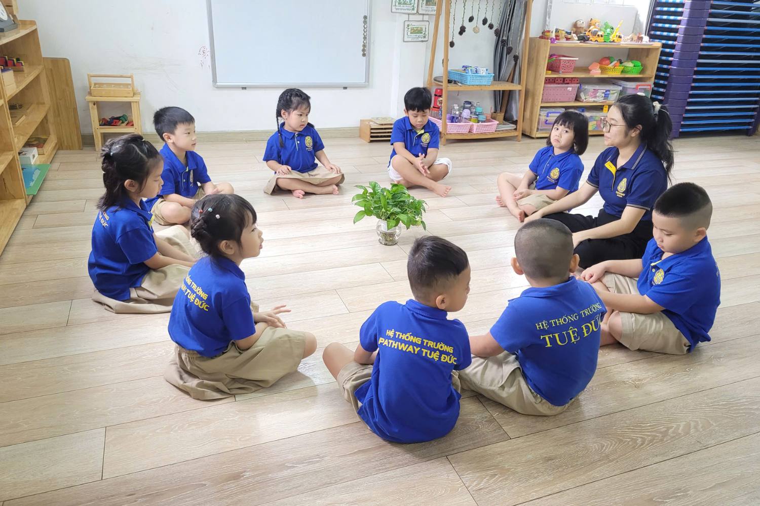 Giờ sinh hoạt vòng tròn - một hoạt động tĩnh tâm giúp trẻ rèn khả năng tự quay về với chính mình. 