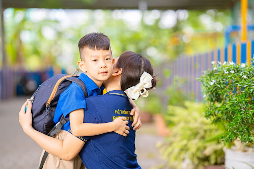 Cử chỉ yêu thương là một trong 5 ngôn ngữ yêu thương dành cho trẻ em, được Pathway School áp dụng hằng ngày để nuôi dưỡng cảm xúc tích cực.