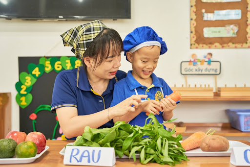 Pathway School áp dụng 5 ngôn ngữ yêu thương dành cho trẻ em, đặc biệt chú trọng đến thời gian chất lượng để gắn kết và nuôi dưỡng cảm xúc tích cực cho trẻ.
