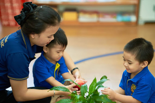 Tại Pathway School, 5 ngôn ngữ yêu thương dành cho trẻ em được thể hiện rõ qua những hành động quan tâm giản dị nhưng giàu ý nghĩa từ thầy cô.