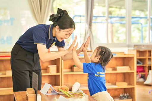 Pathway School áp dụng 5 ngôn ngữ yêu thương dành cho trẻ em, trong đó lời khẳng định tích cực giúp trẻ thêm tự tin và hứng thú học tập.