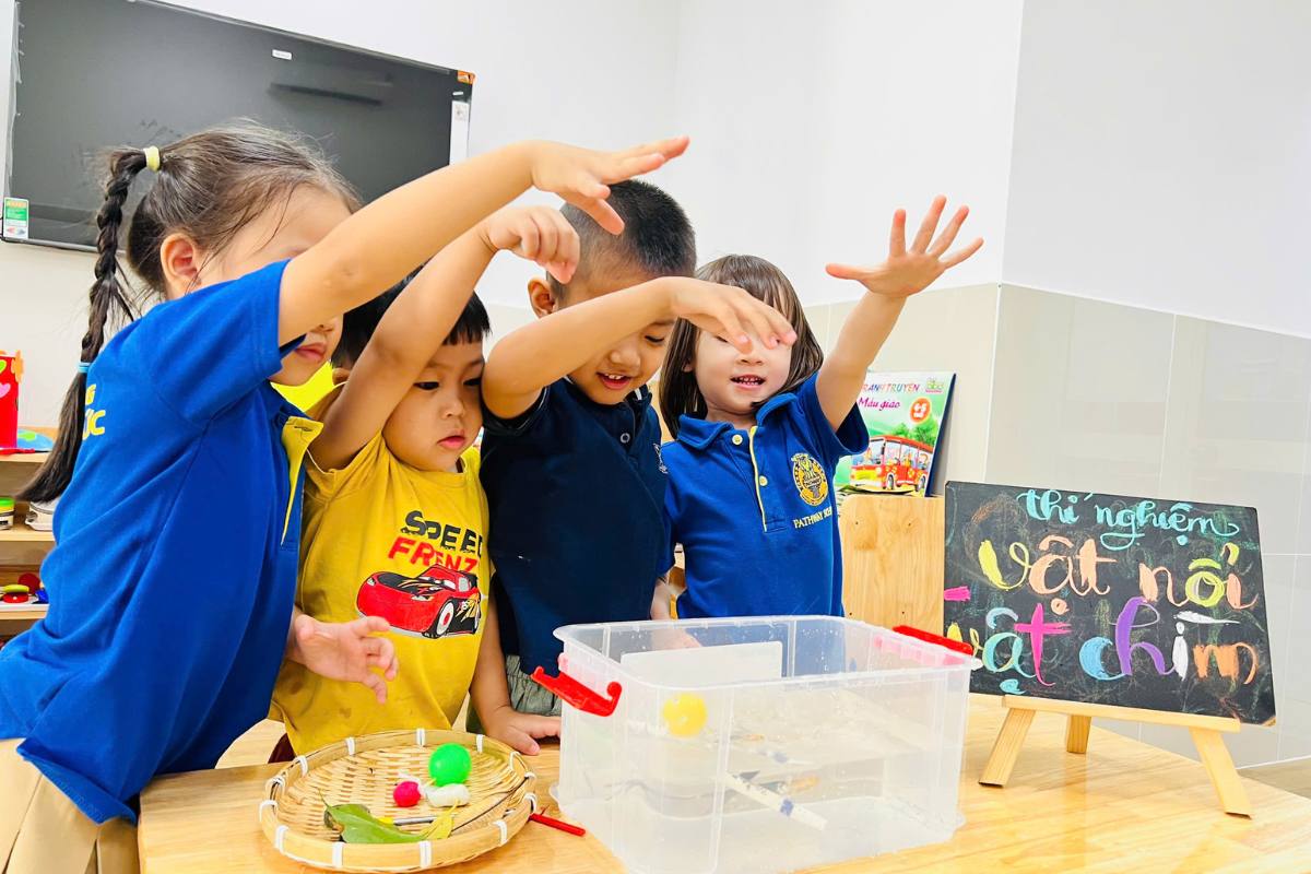 Hiểu được đặc điểm giao tiếp của trẻ từ 3 đến 4 tuổi sẽ giúp ba mẹ tự tin hơn trong việc hỗ trợ con phát triển ngôn ngữ. 