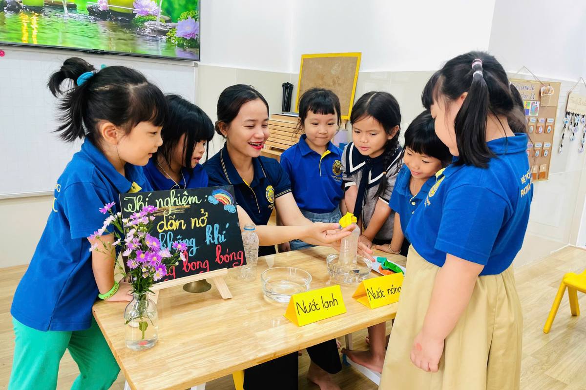 Đặc điểm ngôn ngữ của trẻ từ 3 đến 4 tuổi là sự tổng hoà nhiều yếu tố, gia đình và Nhà trường cần quan tâm để hỗ trợ các con phát triển một cách tốt nhất. 