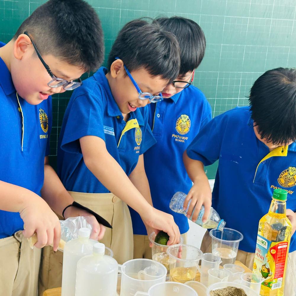 Phương pháp STEAM trong giáo dục tiểu học khuyến khích học sinh học tập qua trải nghiệm và hợp tác nhóm.
