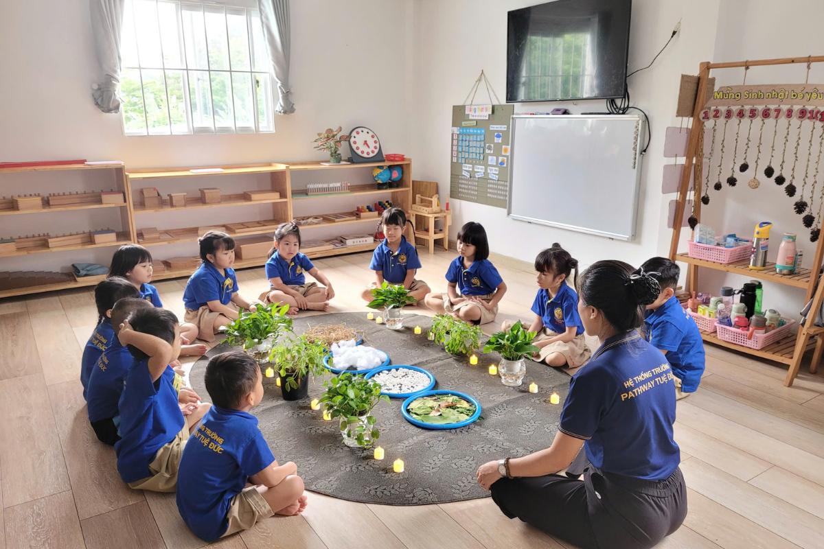 Sinh hoạt vòng tròn được thực hành mỗi ngày để giúp con biết lắng nghe và mạnh dạn chia sẻ suy nghĩ, cảm xúc của mình- một hoạt động quan trong đối với việc rèn kỹ năng tự tin trước đám đông. 