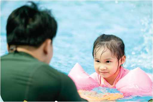 Hoạt động với nước tại Pathway School là điểm nhấn trong giáo dục thể chất, giúp trẻ phát triển toàn diện.