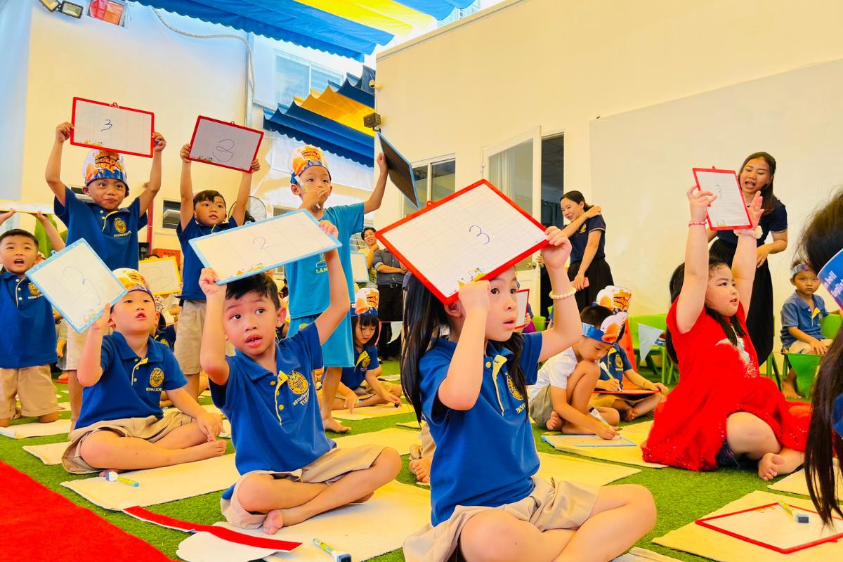 Trong môi trường mầm non song ngữ Pathway School trẻ diễn đạt cảm xúc, ý tưởng bằng nhiều cách bằng tiếng mẹ đẻ và tiếng Anh giúp trẻ tự tin thể hiện bản thân hơn trước đám đông.