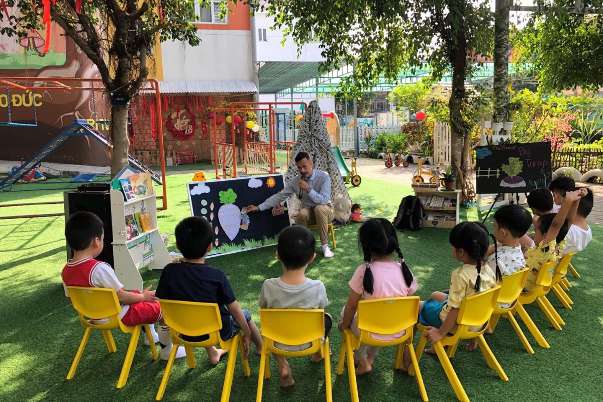 Các trường mầm non song ngữ thường có chương trình học cân bằng giữa trí tuệ – kỹ năng – cảm xúc, kết hợp nhiều hoạt động nghệ thuật, thể thao và trải nghiệm thực tế.