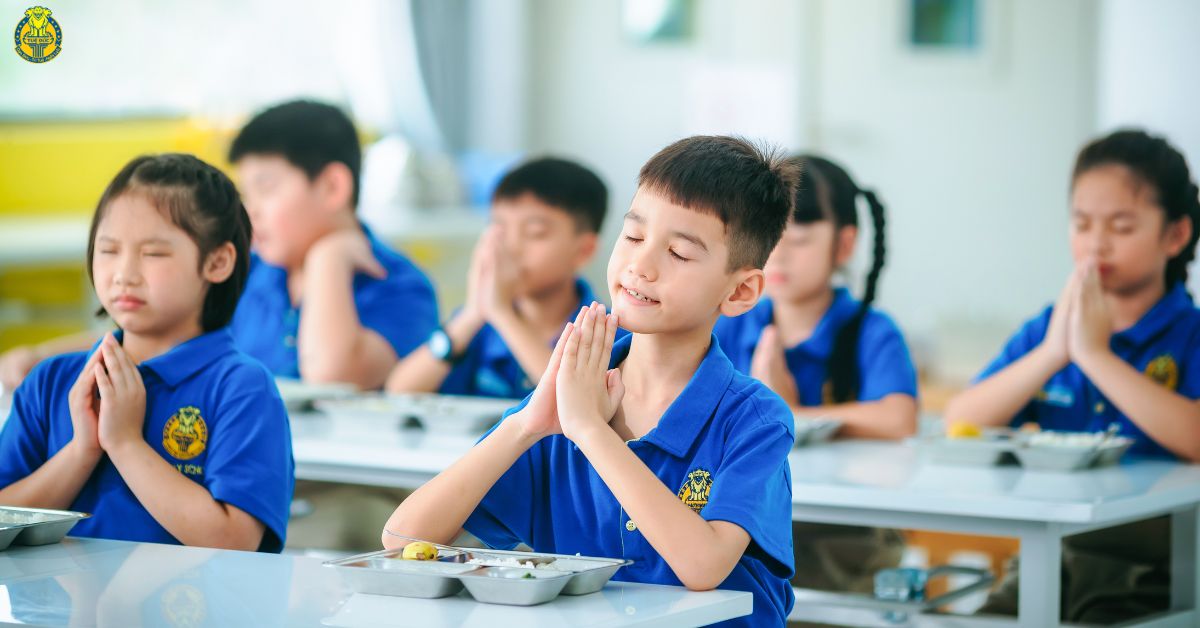 Không chỉ quan tâm đến chế độ dinh dưỡng cho trẻ mầm non, Pathway School còn dạy con về lòng biết ơn qua mỗi bữa ăn