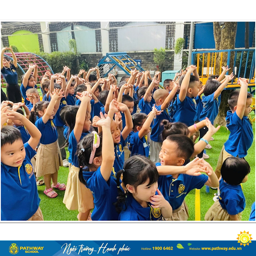 Trẻ 2 tuổi học gì ở trường mầm non Montessori được thể hiện rõ qua những hoạt động nuôi dưỡng tính tự lập và hội nhập ngay từ những năm đầu đời.Pathway – lựa chọn chuẩn Montessori giúp trẻ 2 tuổi tự lập và hội nhập