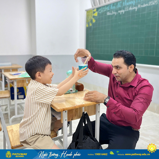 Trẻ 2 tuổi học gì ở trường mầm non Montessori được thể hiện qua môi trường song ngữ trải nghiệm, nơi trẻ học bằng tương tác và khám phá mỗi ngày.