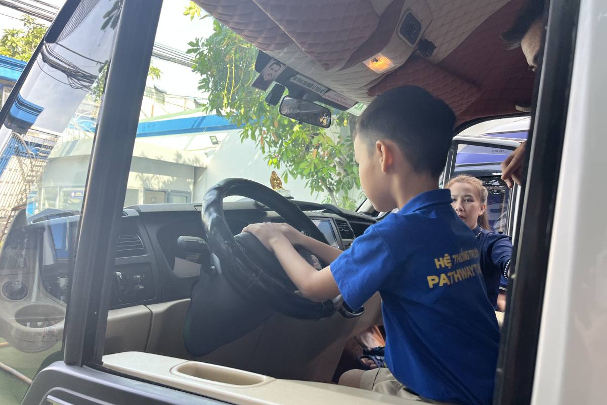 Tự bảo vệ mình và có thể giúp đỡ người khác là kỹ năng sống cần thiết ba mẹ nên trang bị cho con. 