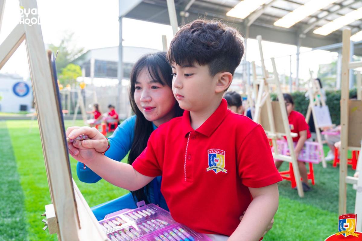 Không gian lớp học hiện đại tại Royal School – đại diện tiêu biểu trong nhóm các trường tiểu học ở Hồ Chí Minh theo định hướng song ngữ.